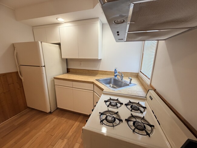 Building Photo - 44 W 7th St