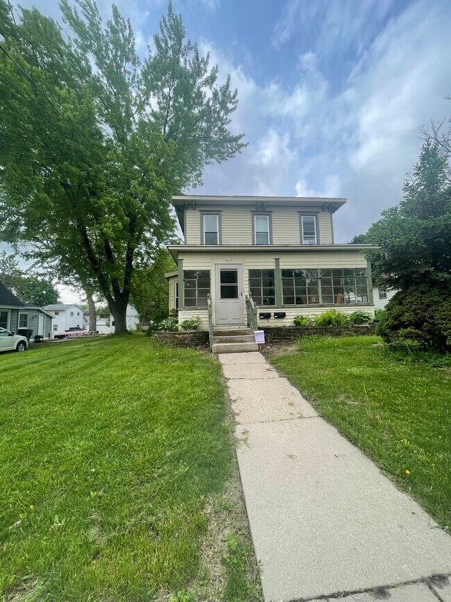 Upstairs apartment - 417 E Milwaukee St