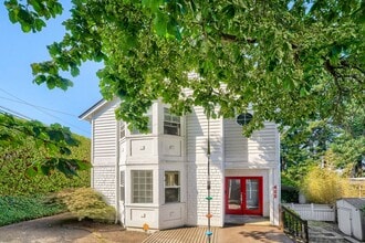 Building Photo - 422 W Raye St