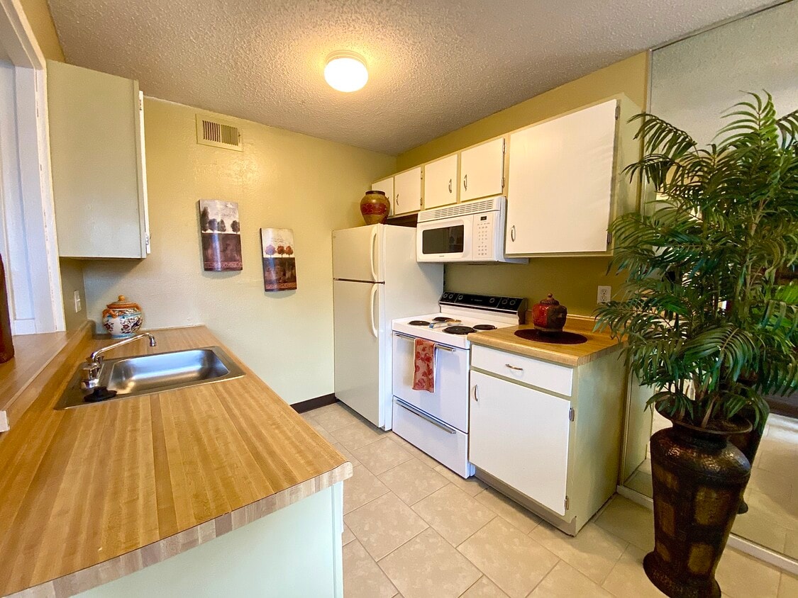 Water's Edge Apartments in Wichita, KS