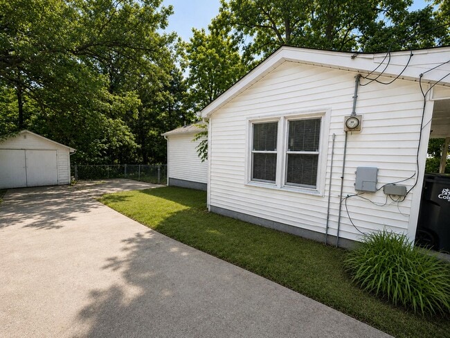 Building Photo - 1308 W Worley St