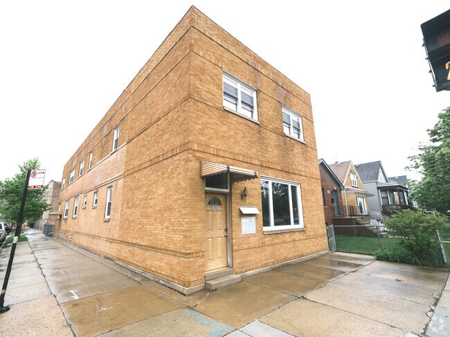 Building Photo - 5201 W Roscoe St