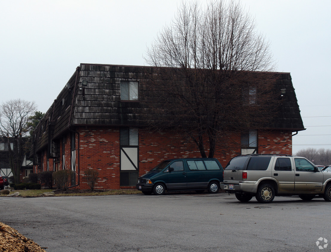 Primary Photo - Evergreen Apartments