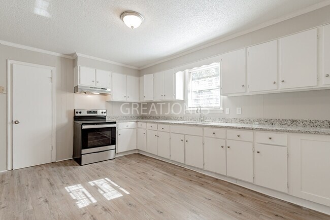 Building Photo - NOW OFFERING 1-MONTH FREE OFF FIRST FULL M...