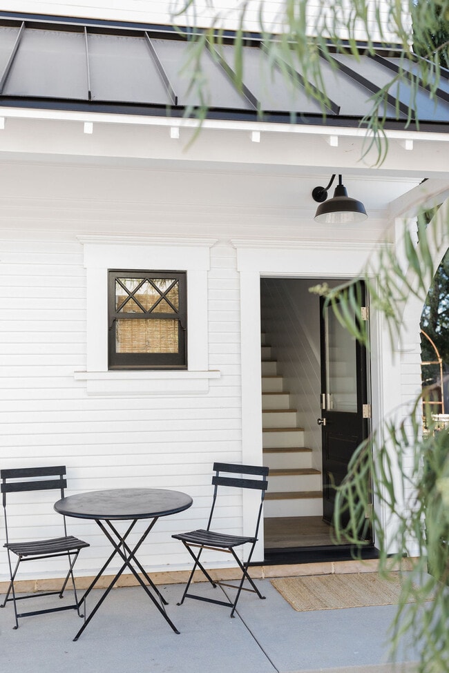 Exterior Entrance - 2510 Valencia St