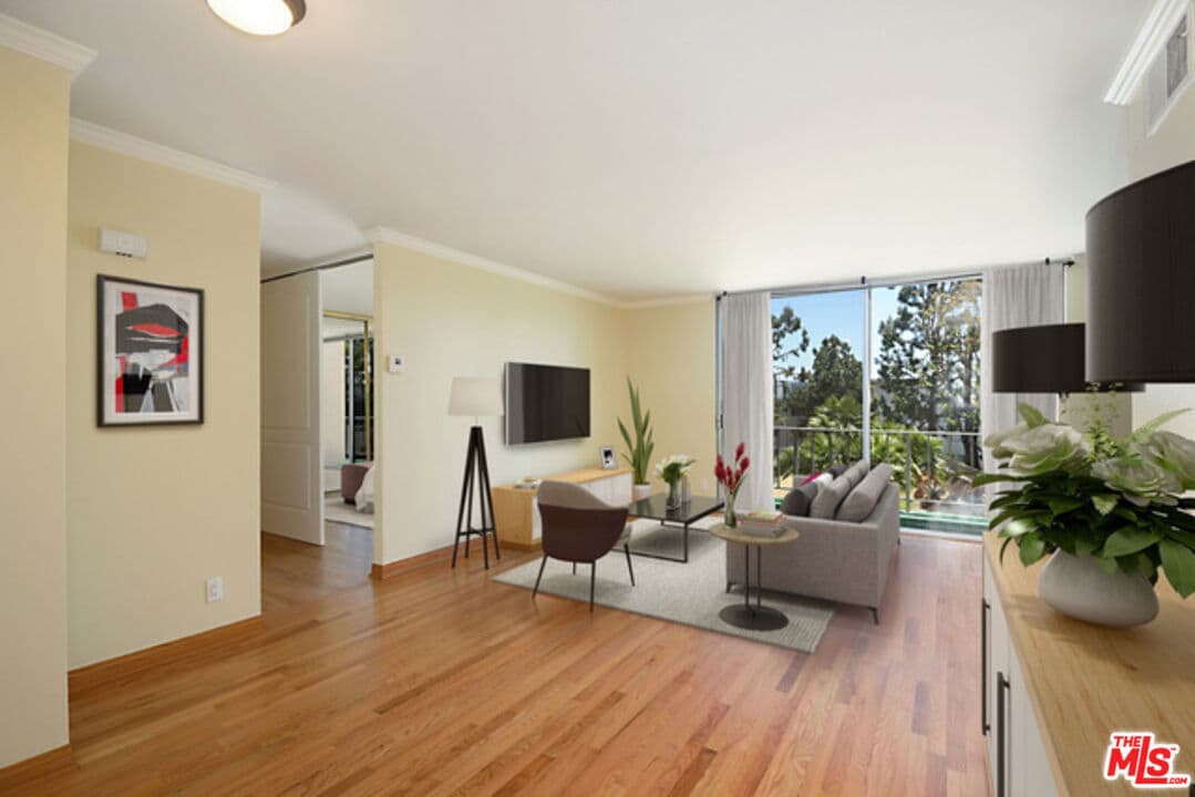 Foto principal - 100 S Doheny Dr