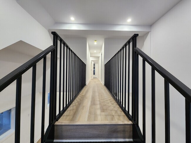 Building Photo - 6770 Av Papineau