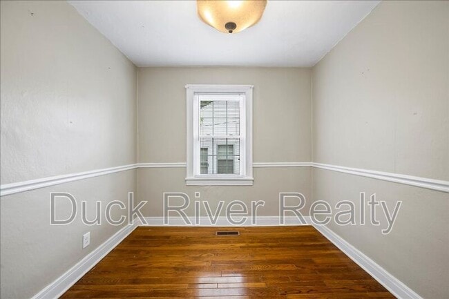 Building Photo - 2135 Thomas Ave