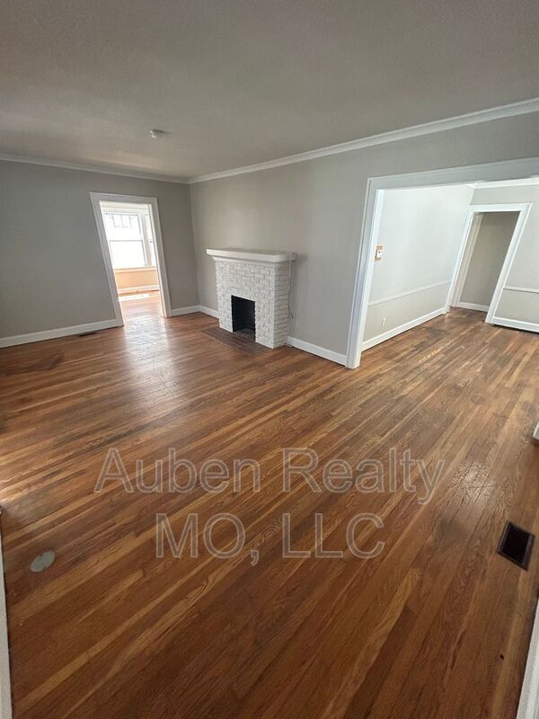 Primary Photo - 5424 Harrison St