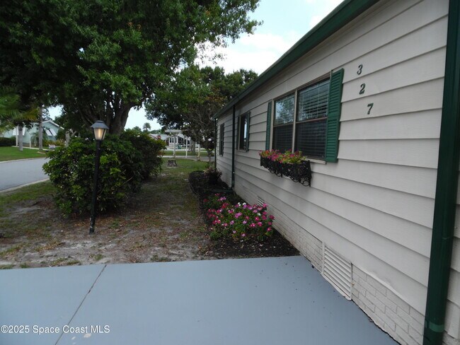 Building Photo - 327 Macadamia Dr
