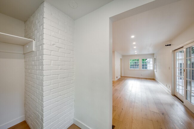Building Photo - 234 McKendry Dr