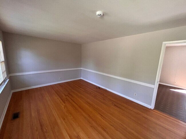 Foto del edificio - 2405 Laverne Dr NW
