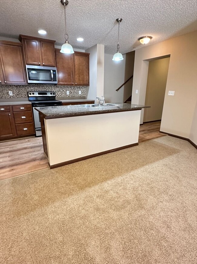 Building Photo - Plymouth Town Home, Available Now, Large M...