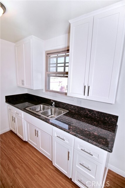 Foto del edificio - 6951 Simpson Ave