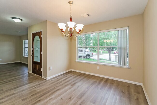 Building Photo - 10902 Ivy Park