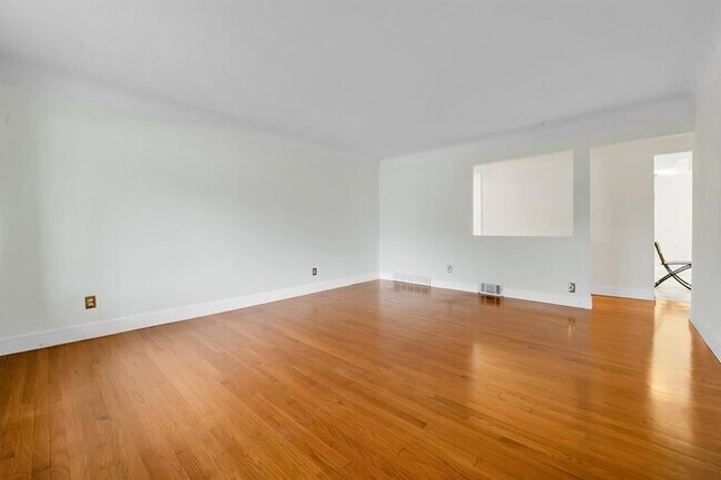 Foto del edificio - 28314 James Dr