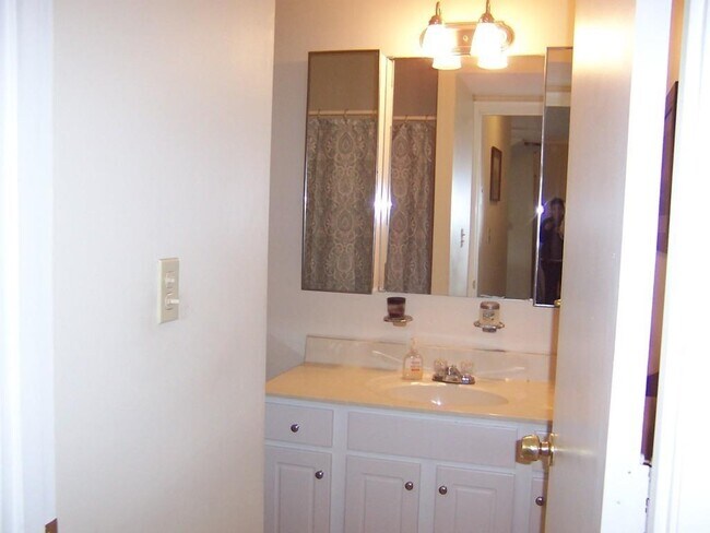 Building Photo - 244 Nassau Dr