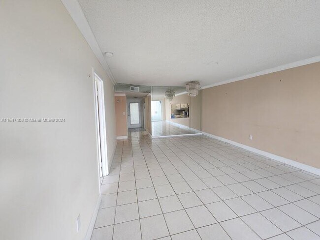Foto del edificio - 8350 Sands Point Blvd