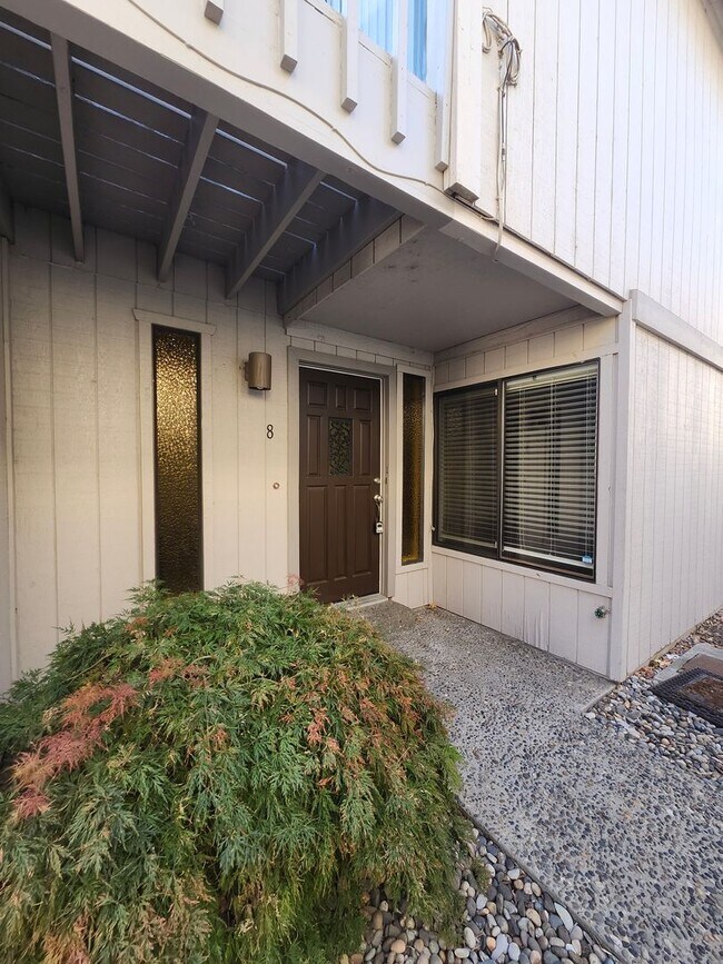 Building Photo - $500 off 1st Months Rent!! End Unit Townho...