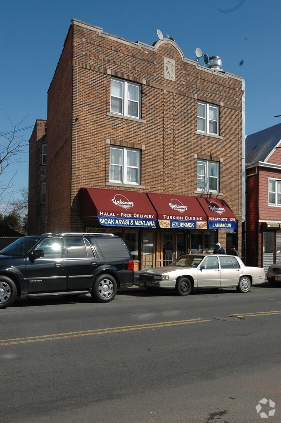 Building Photo - 1095 Main St