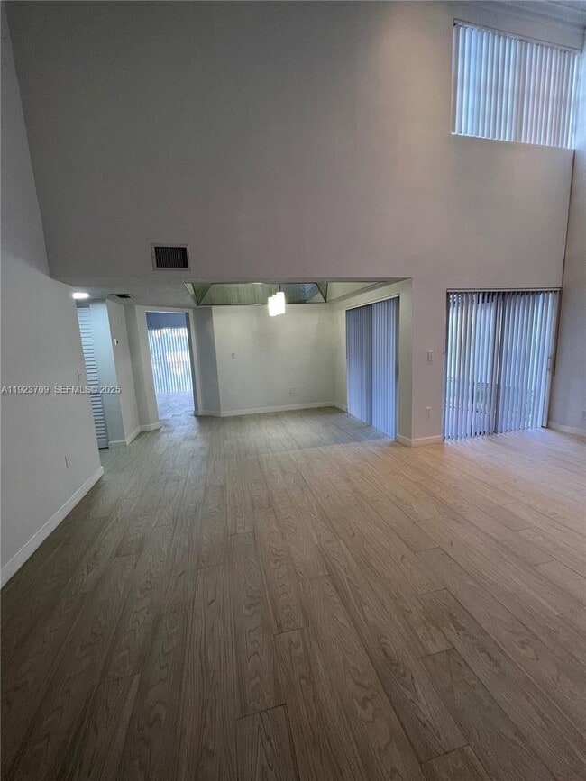 Foto del edificio - 6124 SW 149th Ave