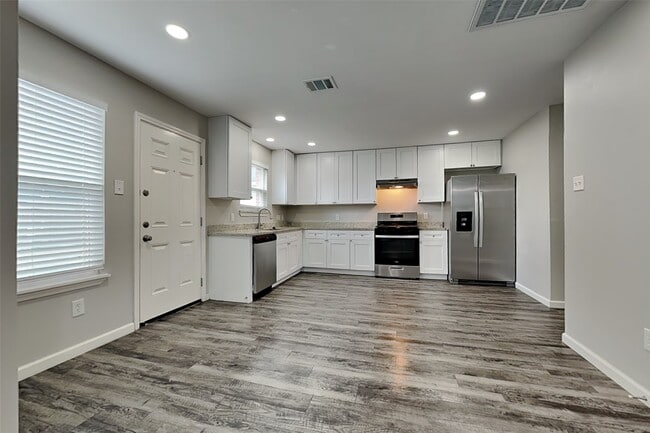 Building Photo - 17647 Barton Point Ln