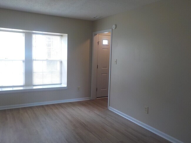 Building Photo - Stunning 3 Bed, 2.5 Bath Home with 1536 Sq...
