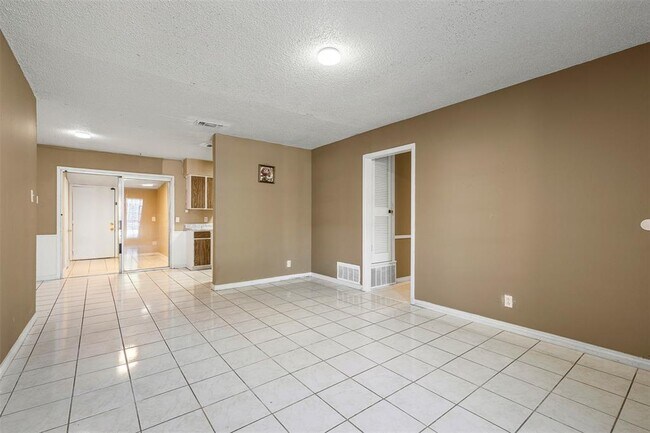 Foto del edificio - 9407 N Creek Dr