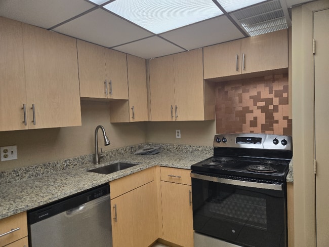 Building Photo - 4176 Inverrary Dr