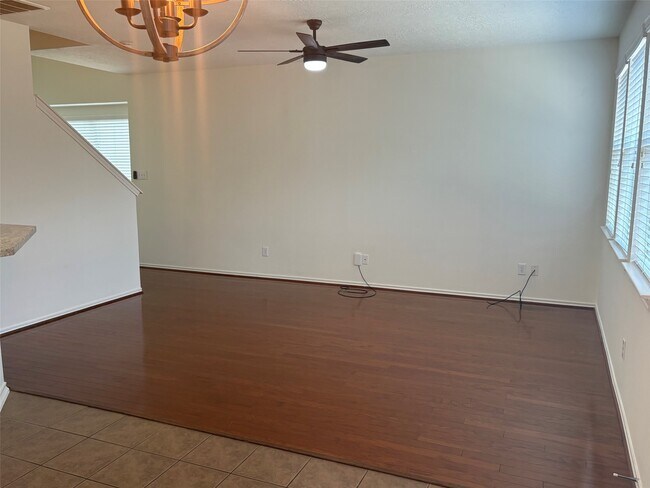 Foto del edificio - 25250 Finchgrove Ln