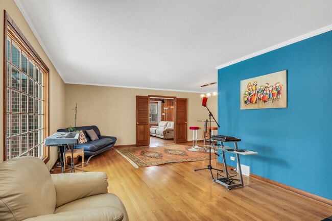 Building Photo - 826 Crestfield Ave