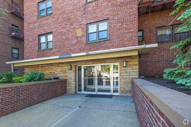 Entrada del edificio - King Alfred Apartments