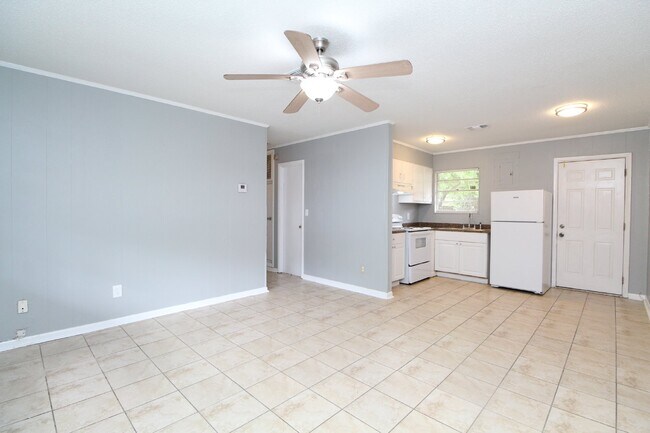Building Photo - 2 bedroom, 1 bath unit located in the hear...