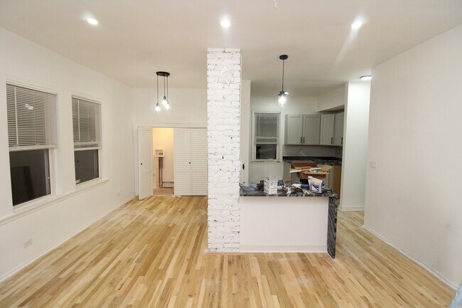 Foto del edificio - 2470 N Clybourn Ave