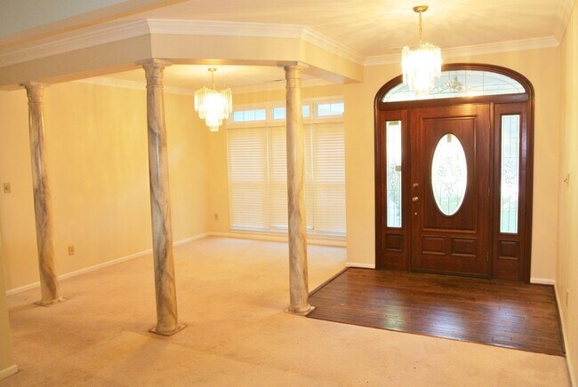 Foto del edificio - 2036 Hen House Dr