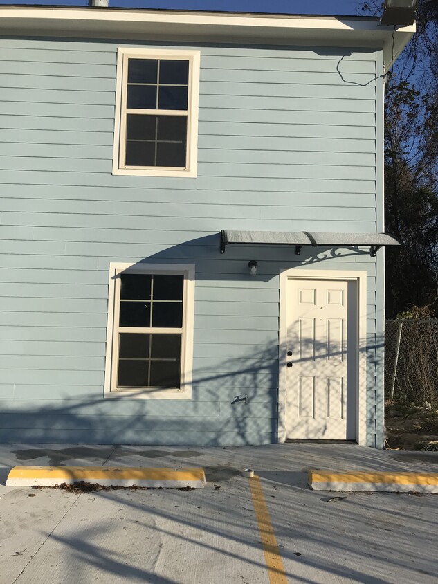 Primary Photo - 222 N Beglis Pkwy