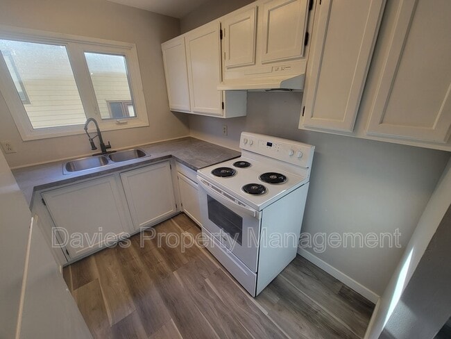 Photo du bâtiment - 12212-12277 77 St NW