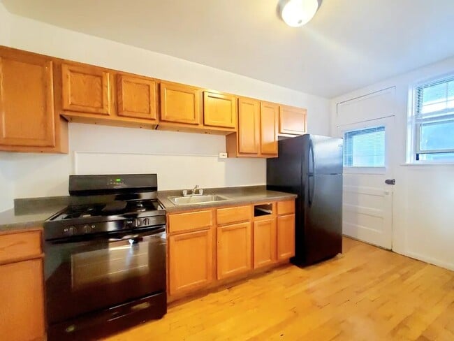 Building Photo - Belmont Cragin 2 Bed/1 Bath ~ Heat Included ~ Income Guidelines Apply