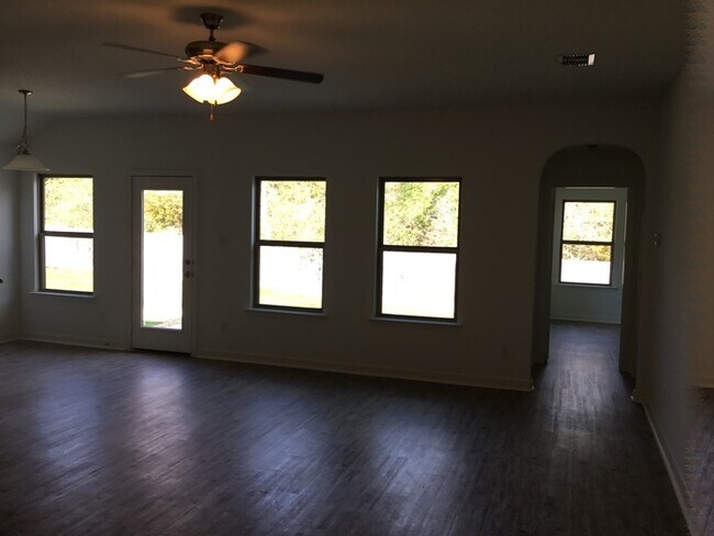 Building Photo - 284 Meadowcrest Dr
