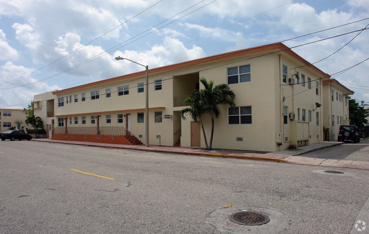 Foto del edificio - 7344-7350 Byron Ave