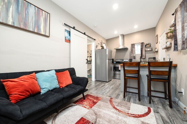 Building Photo - Furnished Granny Flat with Yard!! Small Do...