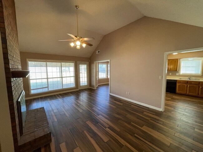 Foto del edificio - EASTOVER, HARDWOOD FLOORS, DESOTO CENTRAL SCHOOLS!
