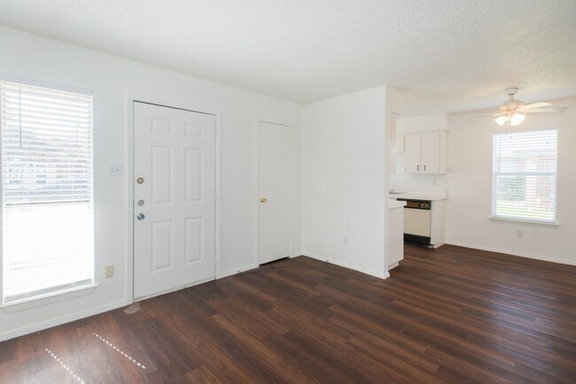 Foto del edificio - 6000 Tracy Lynn Ln