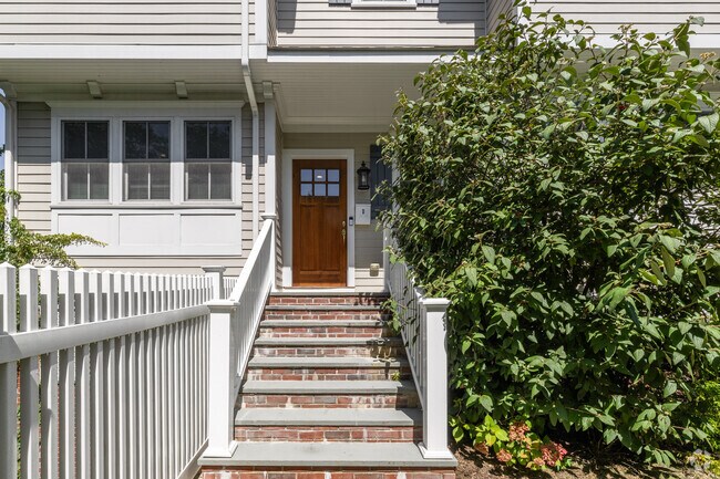 Entrada - 52 Brookside Dr