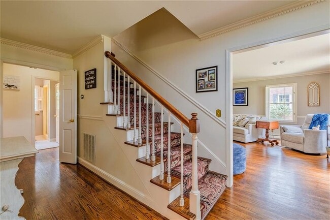 Building Photo - 227 W Lakeshore Dr