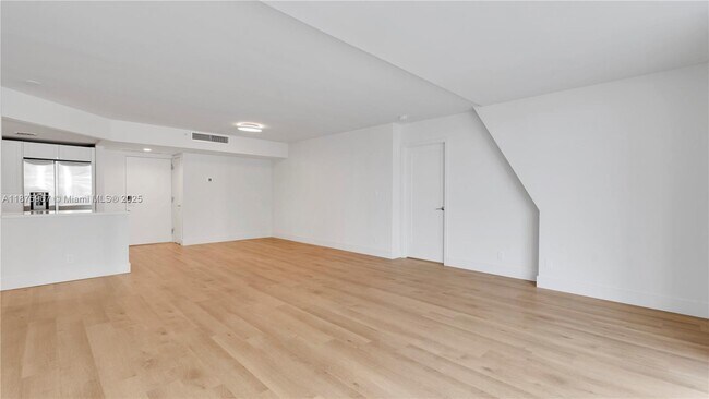 Foto del edificio - 555 NE 34th St