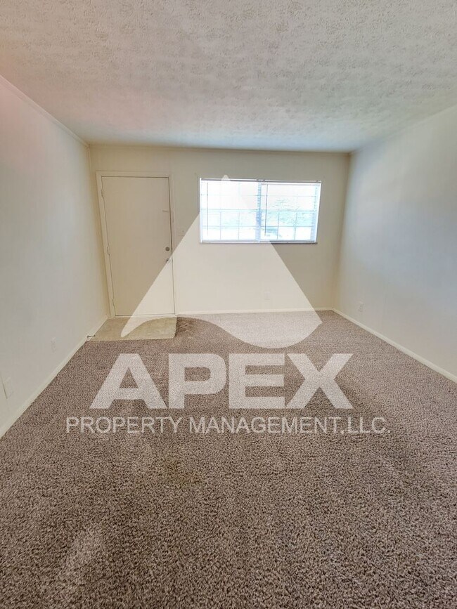 Foto del edificio - Spacious Ground Floor 2 Bd - 1Ba Apartment...