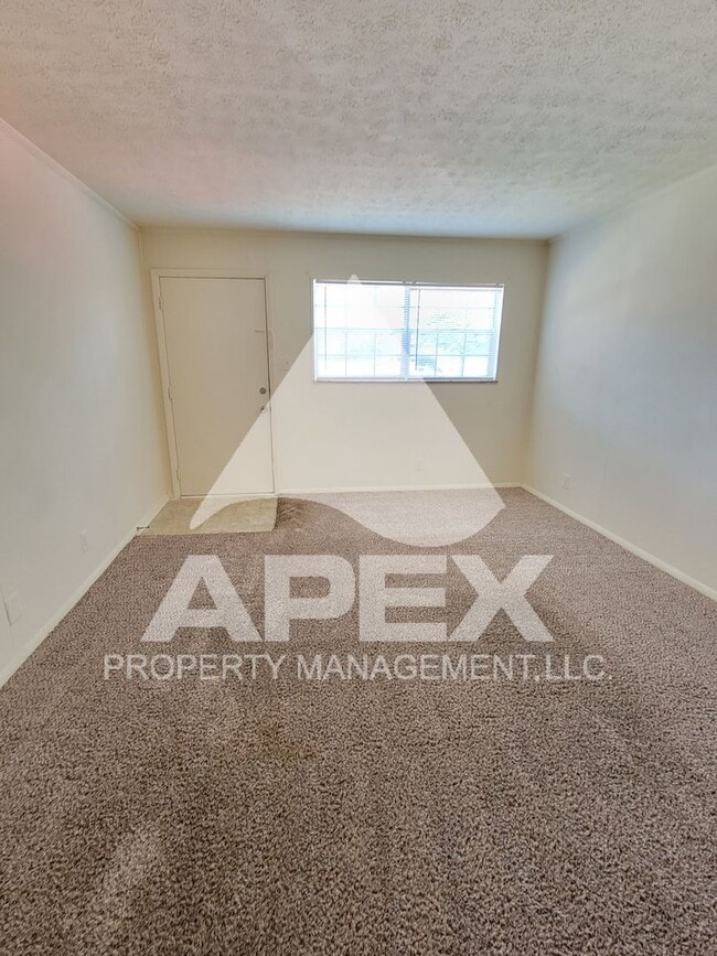 Building Photo - Spacious Ground Floor 2 Bd - 1Ba Apartment...