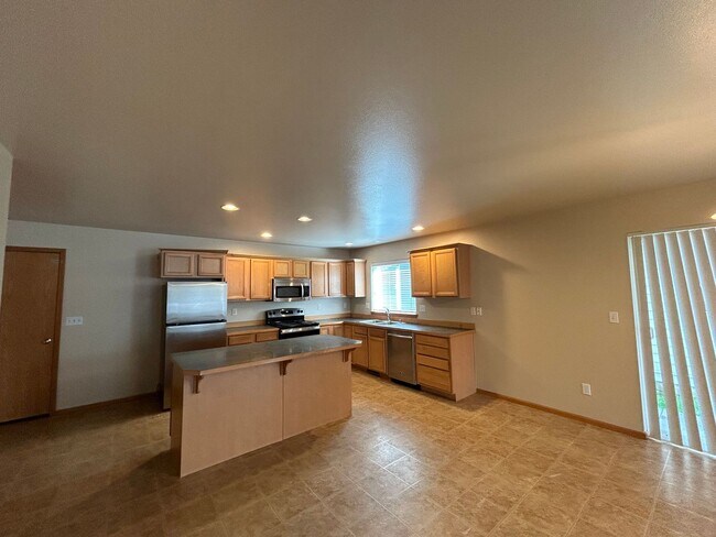 Building Photo - 2200 Greenview Circle #29