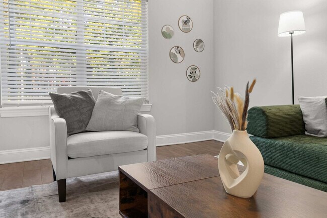 Foto del edificio - 590 James Maxwell Rd